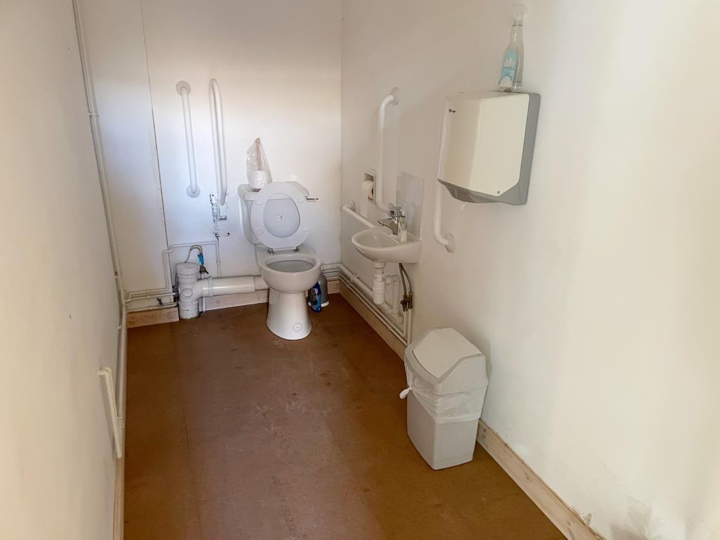 Lot: 111 - METHODIST CHAPEL WITH POTENTIAL - 
